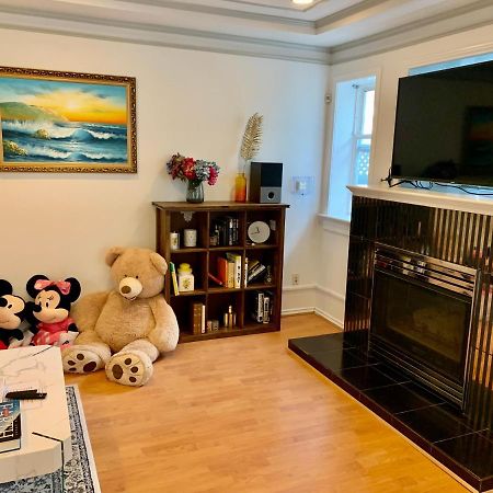 One Bedroom Queen Bed Sharing Washroom In Tiger Sweet House License## Richmond Luaran gambar