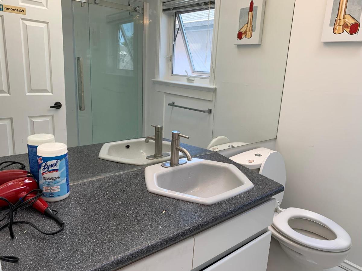One Bedroom Queen Bed Sharing Washroom In Tiger Sweet House License## Richmond Luaran gambar