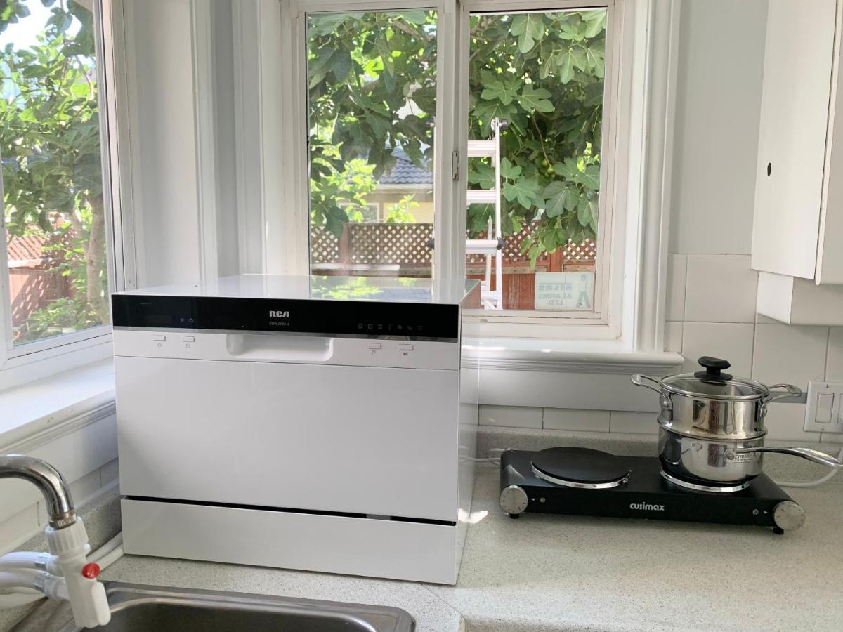 One Bedroom Queen Bed Sharing Washroom In Tiger Sweet House License## Richmond Luaran gambar