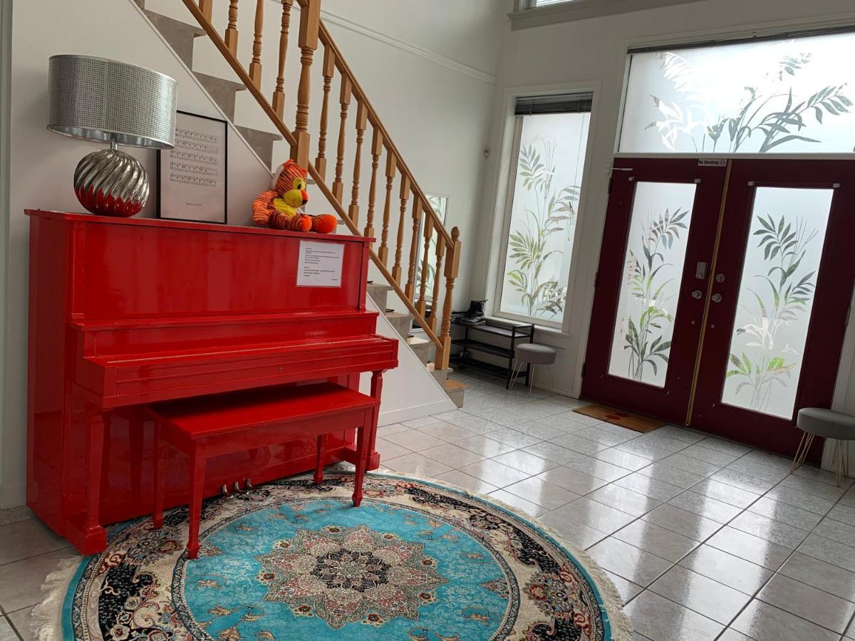 One Bedroom Queen Bed Sharing Washroom In Tiger Sweet House License## Richmond Luaran gambar